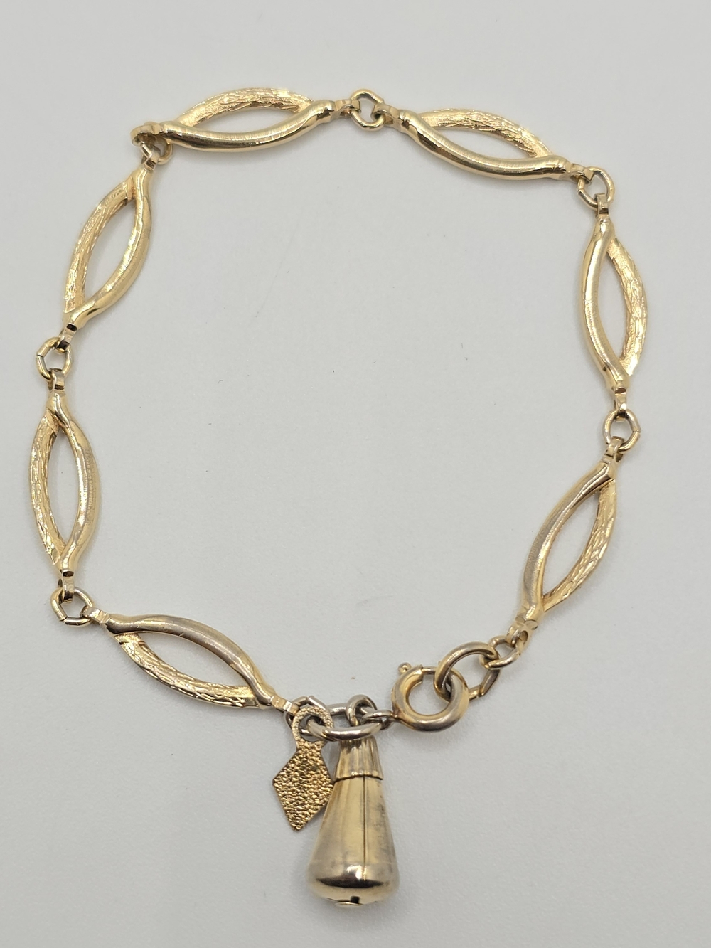 VTG Sarah Cov Bracelet Gold Tone Textured Link Bell Charm Dangle 6.75"